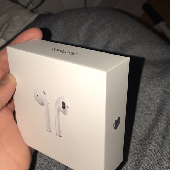 airpods case missing left airpod. - Picture 3 of 3